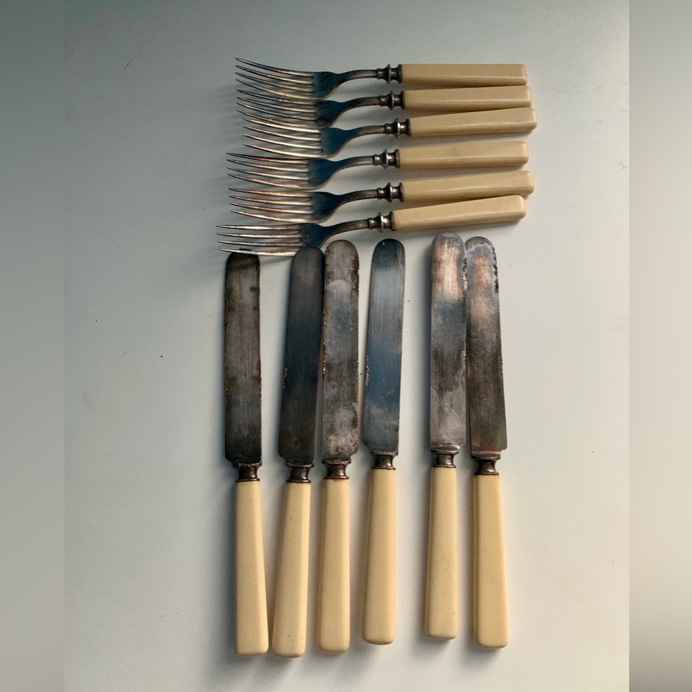 Vintage Antique Landers Frary & Clark 12 Piece Forks Knives